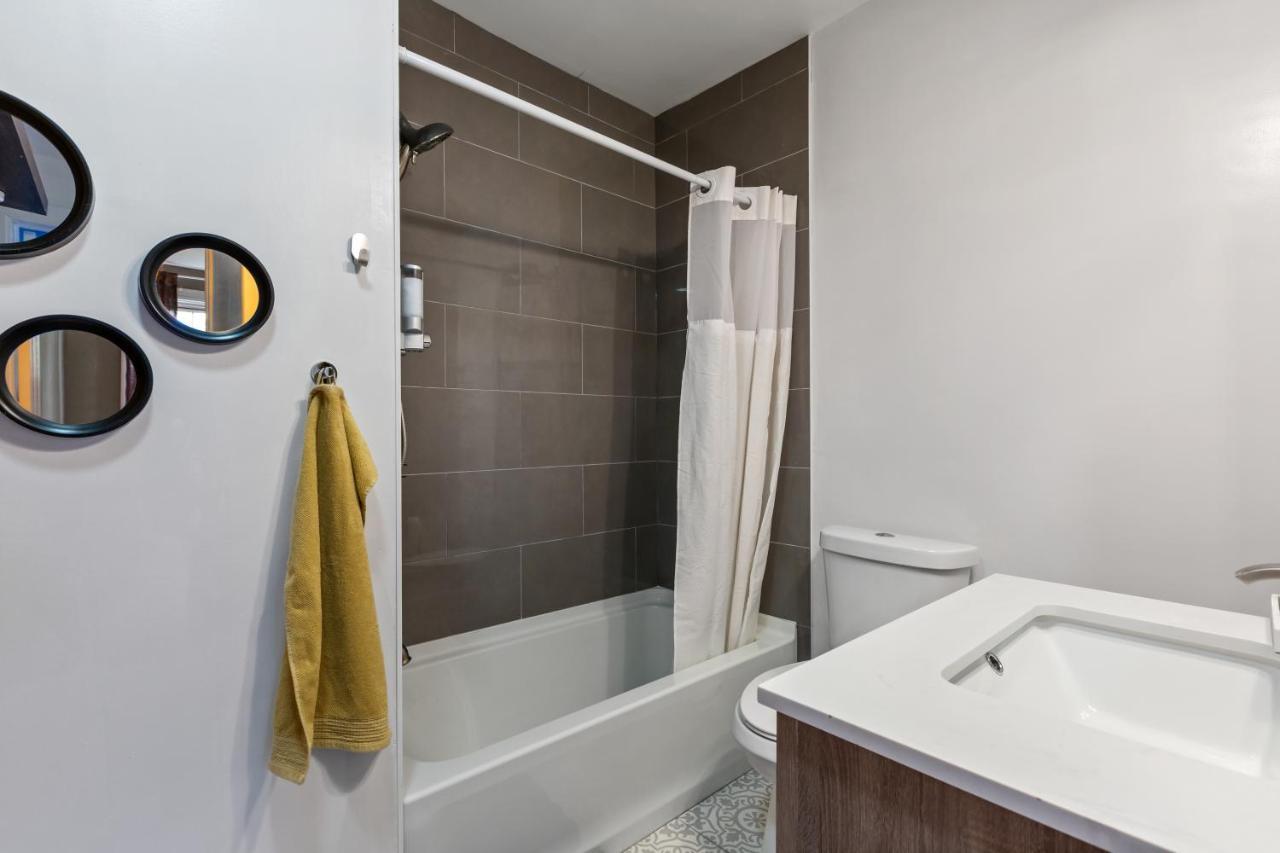 Pristine Townhouse With Rooftop Deck Near Canton! Baltimore Eksteriør billede