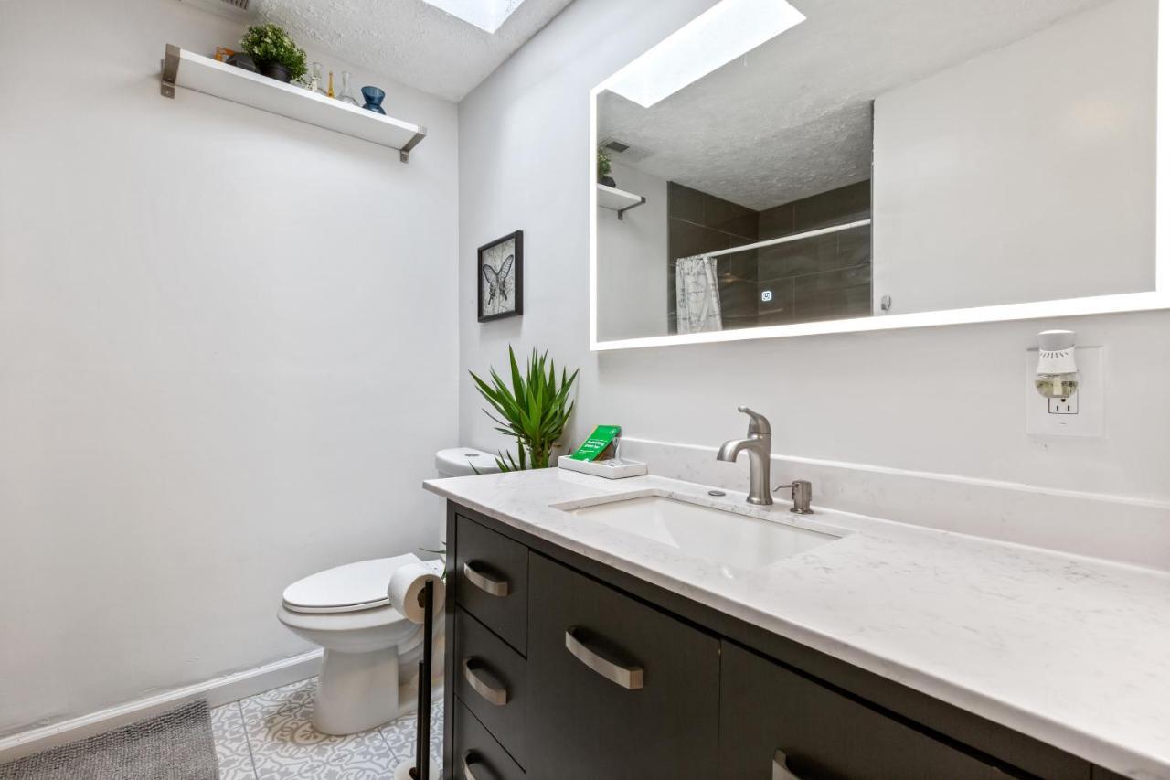 Pristine Townhouse With Rooftop Deck Near Canton! Baltimore Eksteriør billede