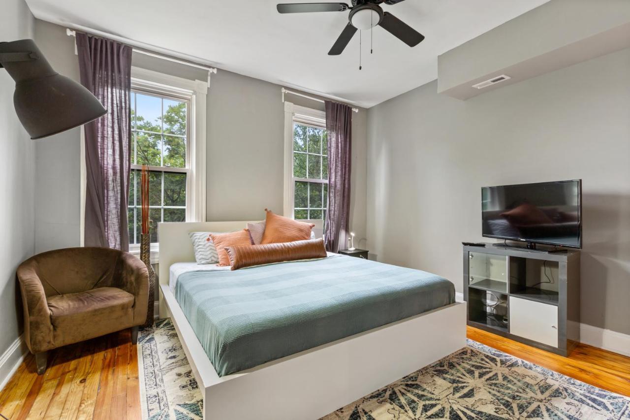 Pristine Townhouse With Rooftop Deck Near Canton! Baltimore Eksteriør billede