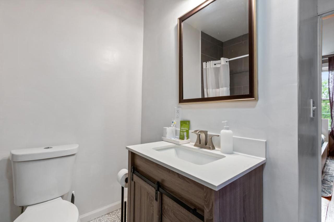 Pristine Townhouse With Rooftop Deck Near Canton! Baltimore Eksteriør billede