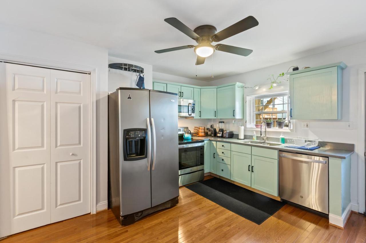 Pristine Townhouse With Rooftop Deck Near Canton! Baltimore Eksteriør billede