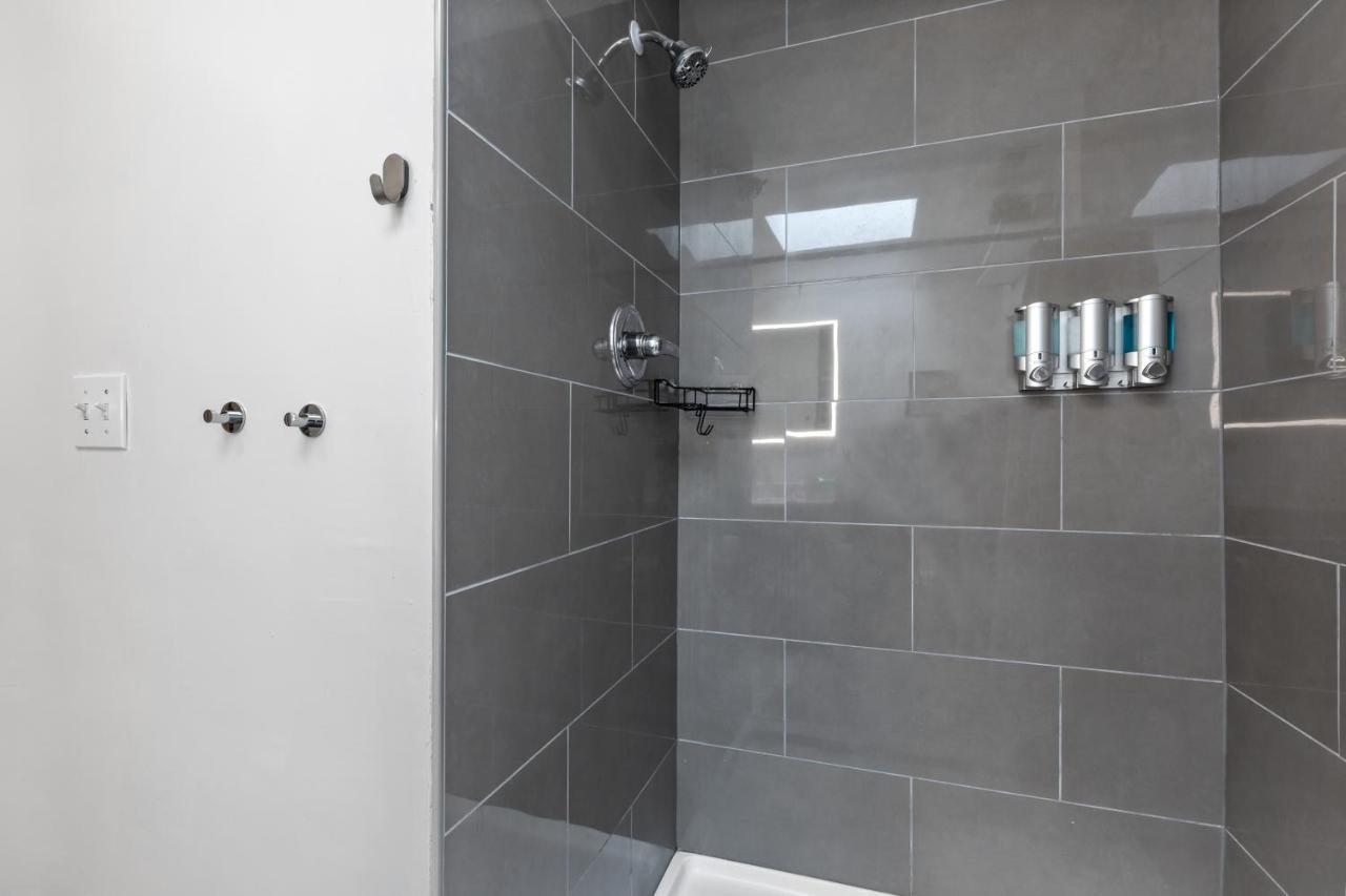 Pristine Townhouse With Rooftop Deck Near Canton! Baltimore Eksteriør billede
