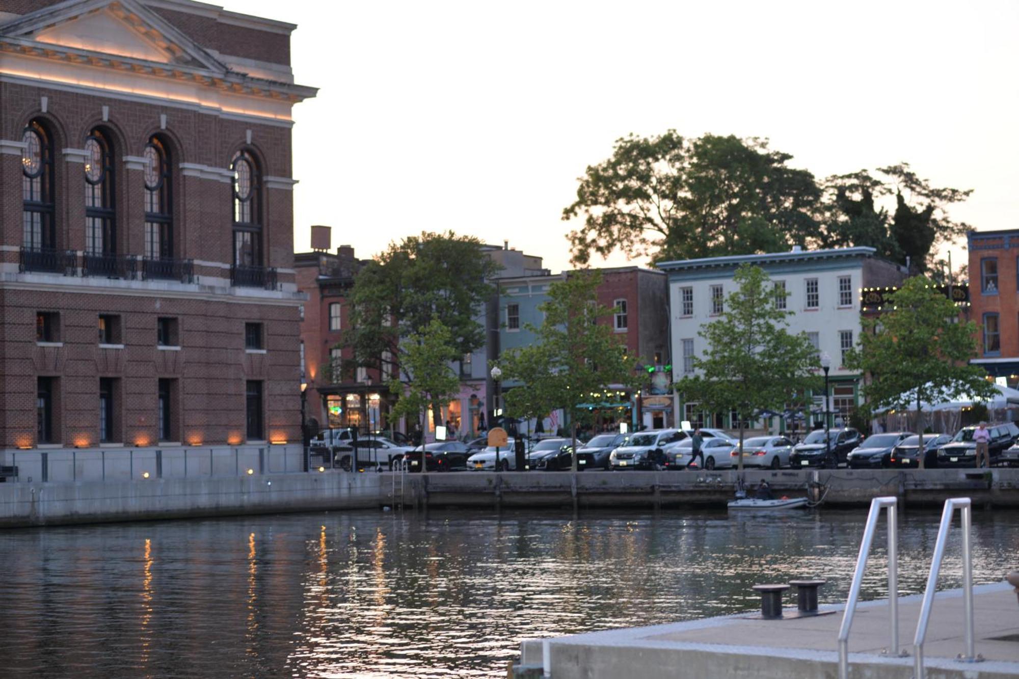 Pristine Townhouse With Rooftop Deck Near Canton! Baltimore Eksteriør billede